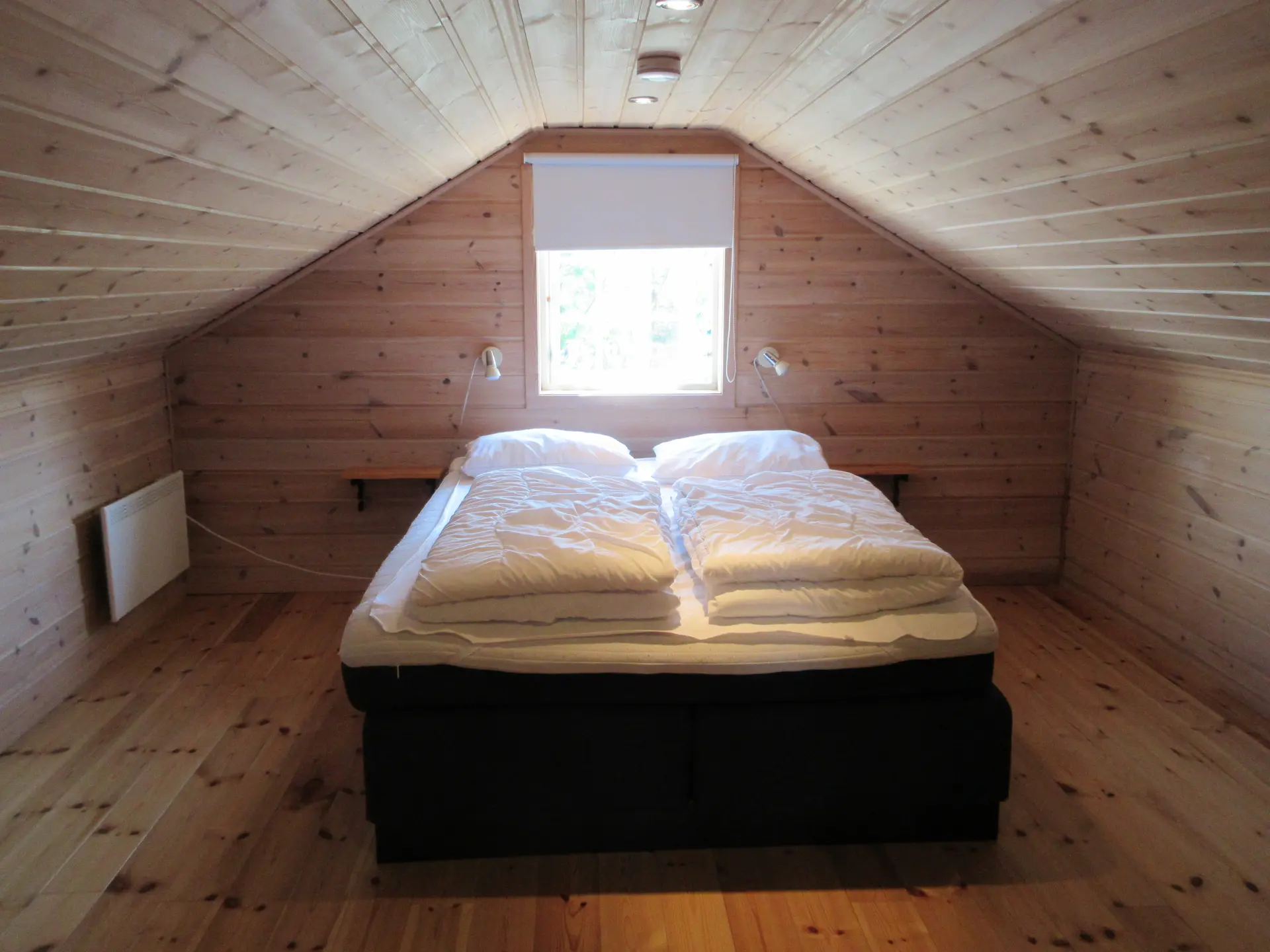 Schlafzimmer im Dachgeschoss rechts mit Doppelbett 160 × 200 cm