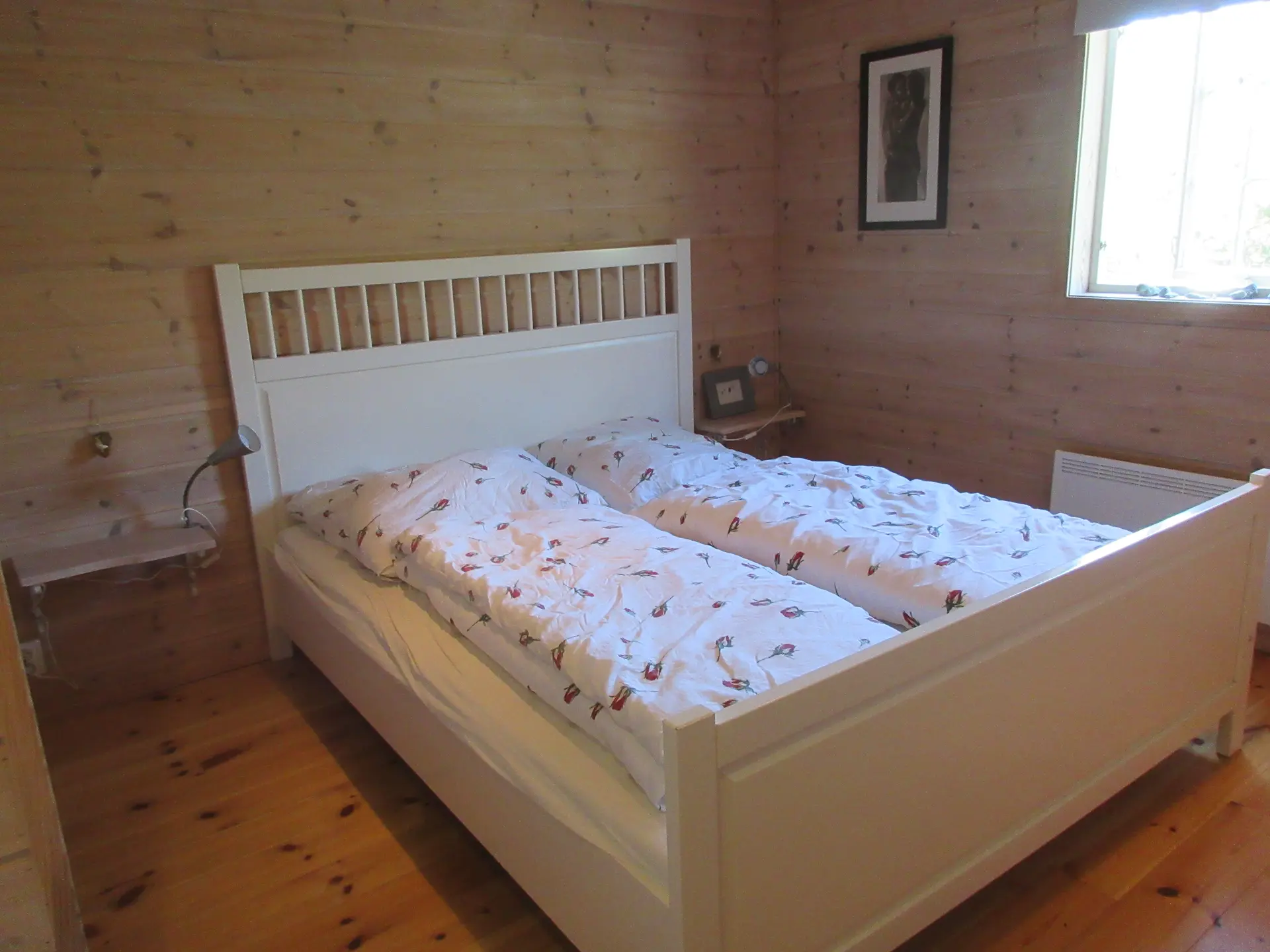 Schlafzimmer im Erdgeschoss links mit Doppelbett 160 × 200 cm