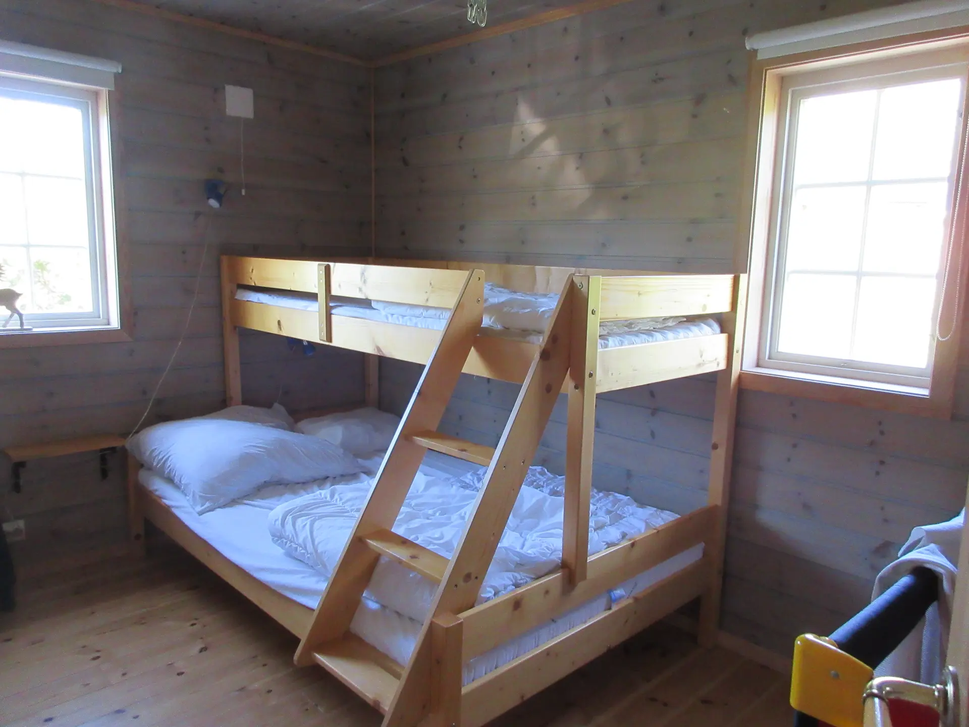 Schlafzimmer im Erdgeschoss rechts mit Familienetagenbett