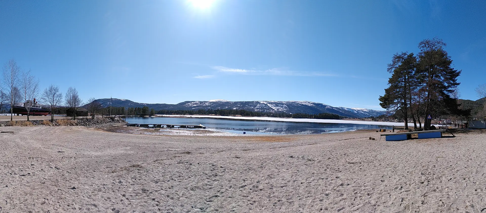 Strand am Vråvatn im Ortszentrum von Vrådal