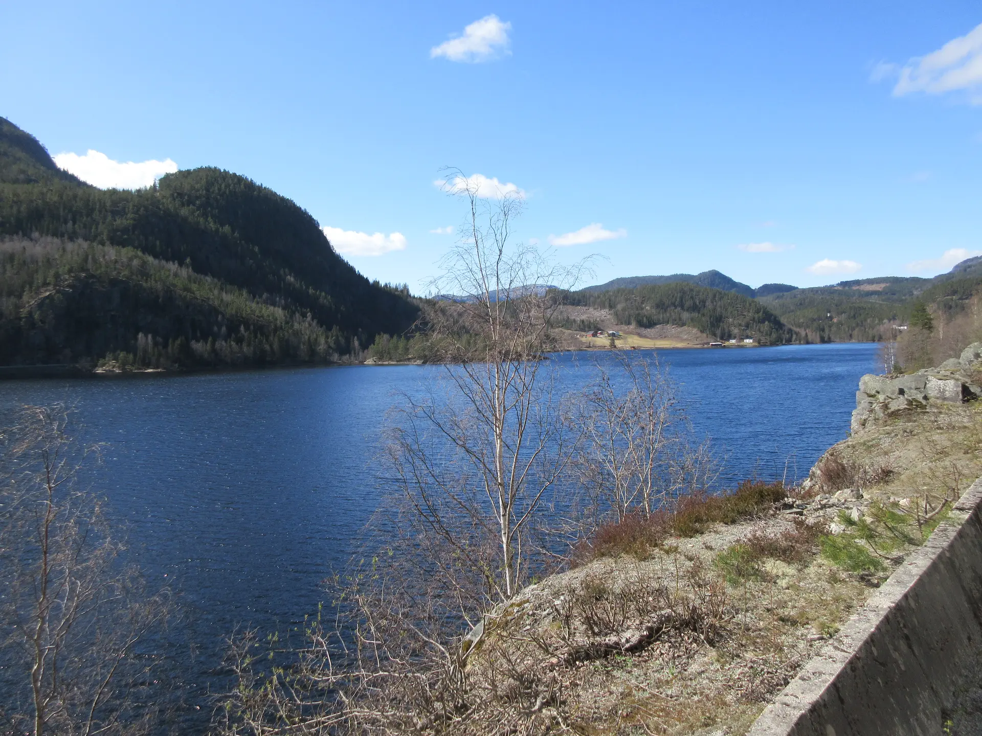 Stimmungsvolle Aufnahme des Vråvatn im Herbstlicht